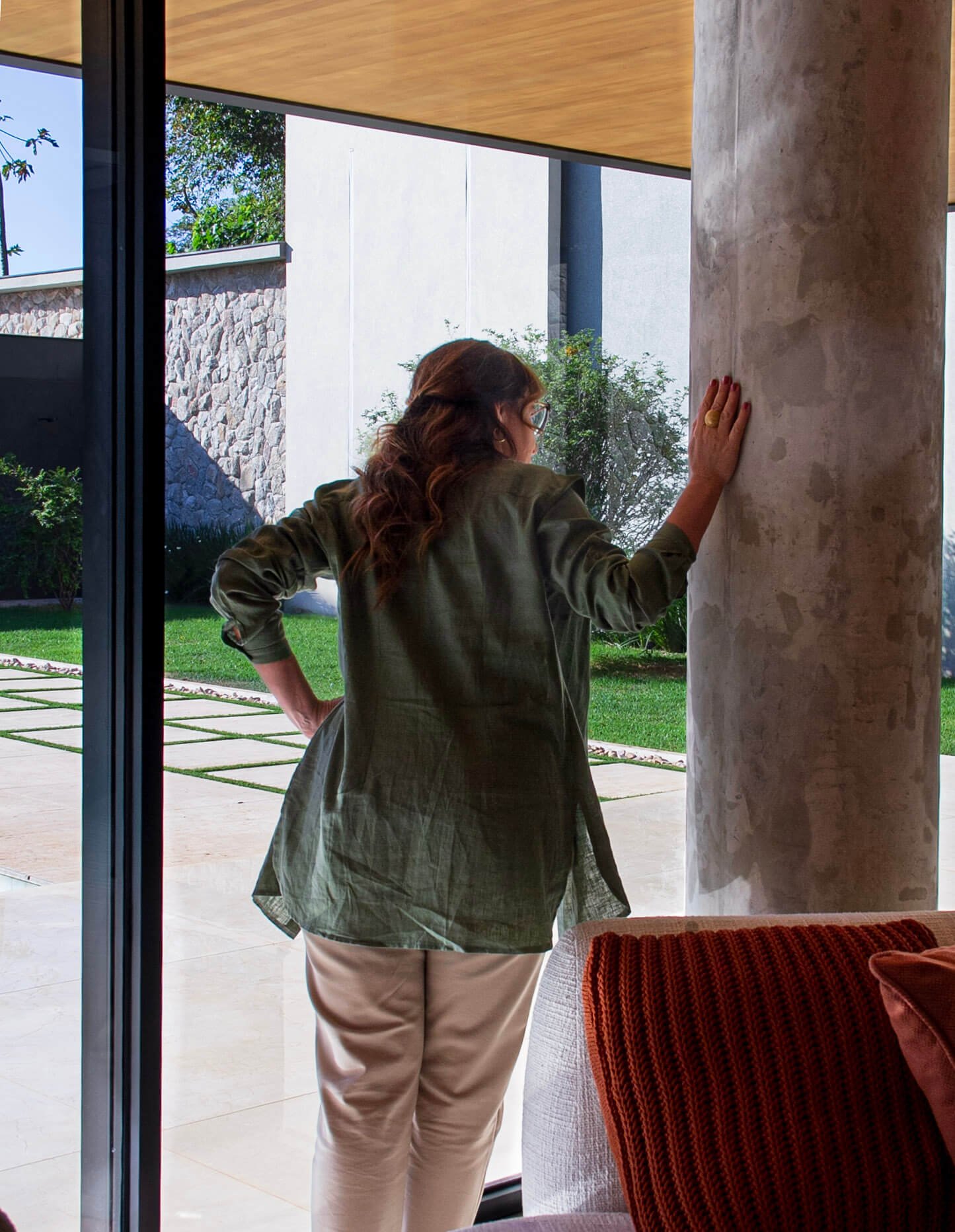 patricia malini paisagista olhando jardim externo (2)